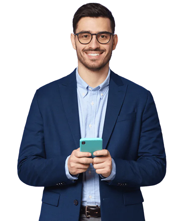 Homem sorrindo com um celular na mão, representando profissionalismo.